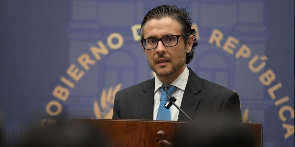 Julio Saavedra en una conferencia de prensa. Foto: Gobierno de Guatemala / La Hora.