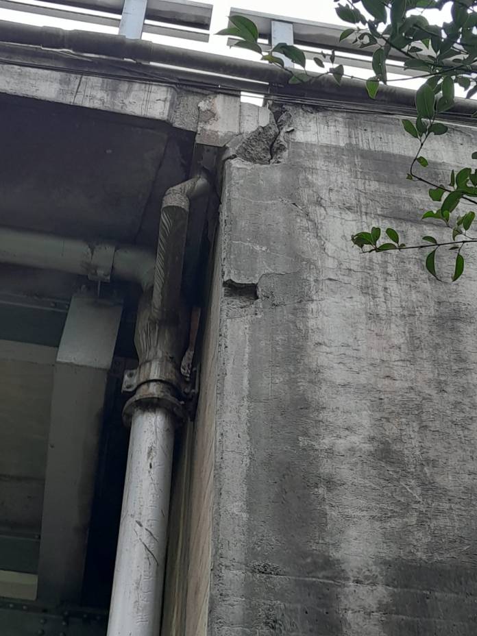 En una de las bases del puente, se puede observar una grieta. (Foto: Conred)