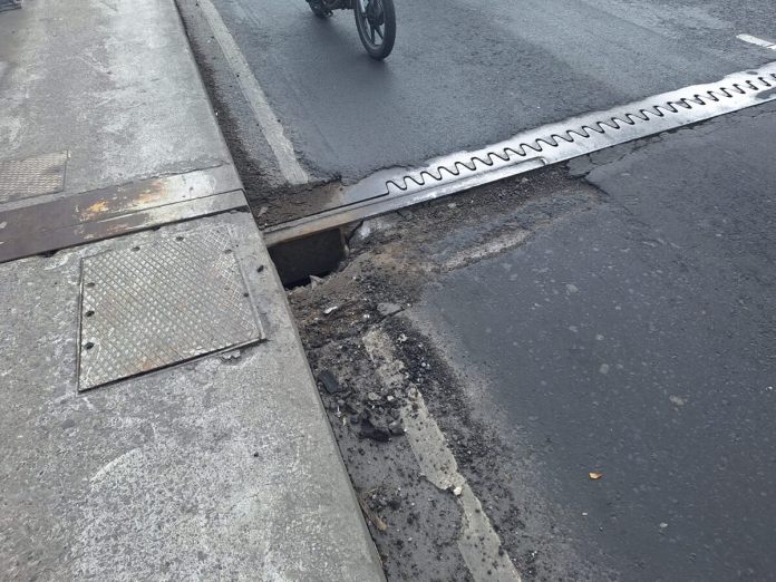 Se reporta la formación de un agujero en el Puente Belice. (Foto: Conred)