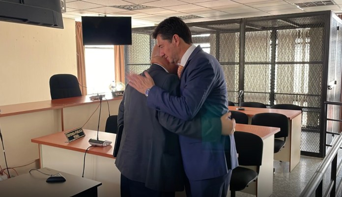 Delfo Juan Carlos Cepollina Cabrera y Efraín Alberto Quevedo Montenegro se abrazan luego de conocer el fallo a su favor. Foto: Cristobál Véliz/La Hora