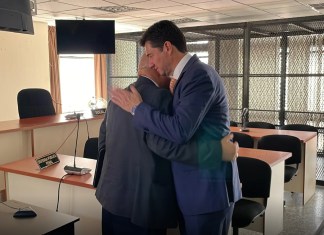 Delfo Juan Carlos Cepollina Cabrera y Efraín Alberto Quevedo Montenegro se abrazan luego de conocer el fallo a su favor. Foto: Cristobál Véliz/La Hora