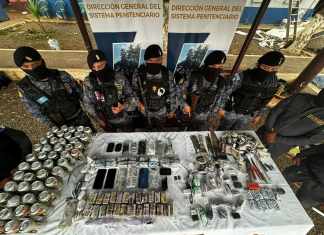 En el segundo día de búsqueda, las autoridades encontraron cuatro caletas en las que los reos escondían teléfonos, routers, armas y dinero, entre otras cosas. Foto: SP