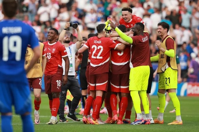 Celebración de Suiza tras ganar el partido de fútbol de octavos de final de la Eurocopa entre Suiza e Italia. EFE/EPA/CLEMENS BILAN
