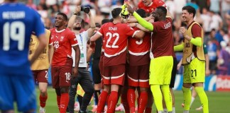 Celebración de Suiza tras ganar el partido de fútbol de octavos de final de la Eurocopa entre Suiza e Italia. EFE/EPA/CLEMENS BILAN