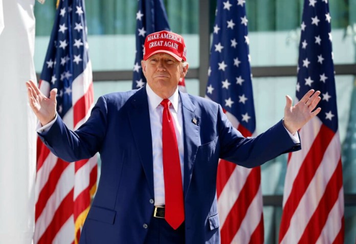 El candidato presidencial republicano, el expresidente Donald Trump, ingresa a un evento de campaña. (Foto AP/Jeffrey Phelps, archivo)