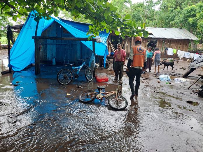 Viviendas en Taxisco, Santa Rosa, se han visto afectadas por inundaciones desde el jueves. Foto: Conred