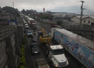 Reportan congestionamiento vehicular en autopista a Puerto Quetzal debido a socavamiento Foto de archivo de carretera a Escuintla. Foto La Hora / José Orozco
