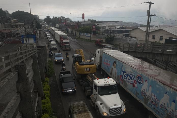 En el sitio se pudo ver este 13 de junio a una gran cantidad de vehículos de transporte pesado, esto mientras en el kilómetro 44 se registró un hundimiento en la autopista Palin-Escuintla.