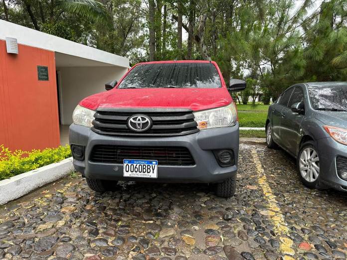 Vehículo con placas oficiales en el parqueo del evento. Foto La Hora Diego España.