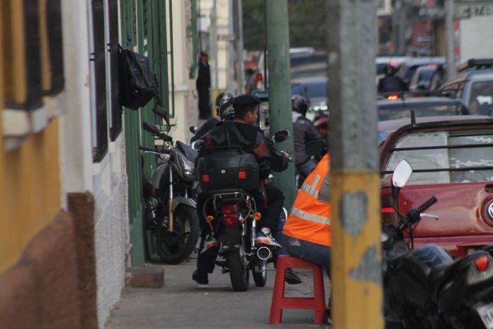 Motoristas transitan sobre las banquetas. Foto: Archivo La Hora