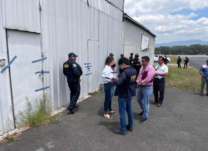 La Fiscalía contra Delitos de Usurpación, realizó diligencias de allanamiento, en dos hangares ubicados en el interior del círculo aéreo del Aeropuerto Internacional La Aurora.