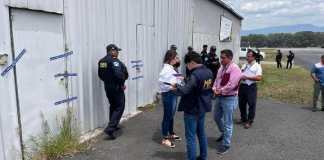 La Fiscalía contra Delitos de Usurpación, realizó diligencias de allanamiento, en dos hangares ubicados en el interior del círculo aéreo del Aeropuerto Internacional La Aurora." Foto: MP / La Hora.