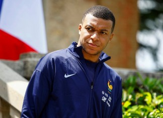 El futbolista francés Kylian Mbappé es fotografiado en el centro de entrenamiento de la selección nacional de fútbol en Clairefontaine, al oeste de París, el lunes 3 de junio de 2024, antes de la Eurocopa 2024. (Sarah Meyssonnier/Pool Photo vía AP)