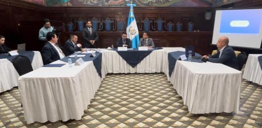 La comisión pesquisidora contra tres magistrados del TSE escucha a Pedro Cruz, que presentó un desistimiento de la denuncia en contra de los funcionarios. Foto Daniel Ramírez