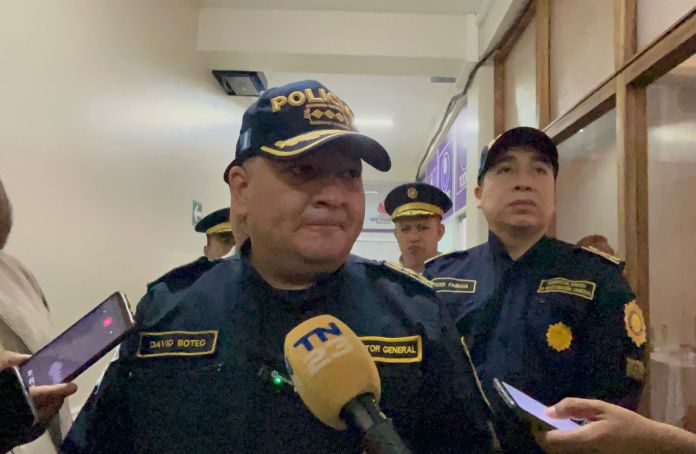 TEl director de la PNC, David Boteo, comenta por las requisas que se realizan para disminuir las extorsiones e informa de la suspensión de descansos. Foto: La Hora
