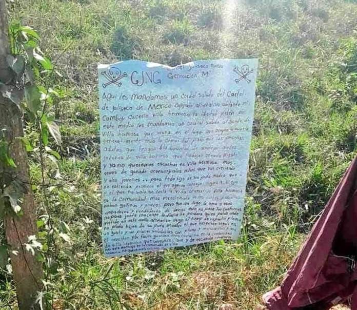 Medios de comunicaciÃ³n compartieron fotos del supuesto mensaje en el lugar en donde se encontrÃ³ fallecida una persona. Foto Facebook La Voz de Guate