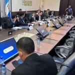 Los integrantes de la comisión pesquisidora contra tres magistrados del TSE votan para incluir documentos al informe final. Foto: Daniel Ramírez