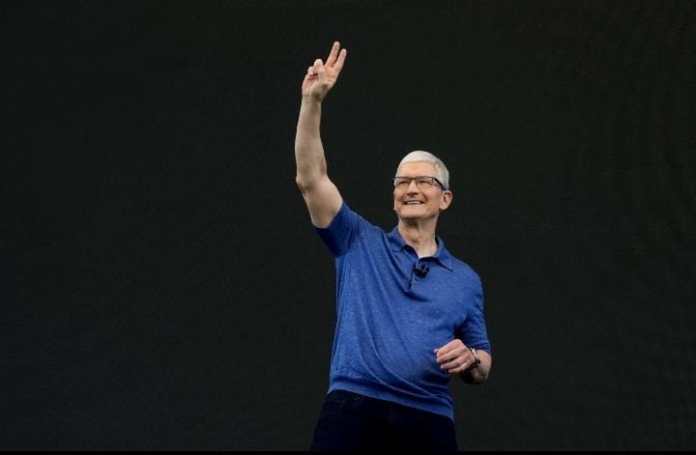 El director ejecutivo de Apple, Tim Cook, saluda mientras habla en un anuncio de nuevos productos en el campus de Apple en Cupertino, California, el lunes 10 de junio de 2024. (Foto AP/Jeff Chiu)