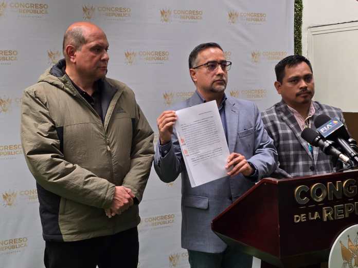 Los diputados Orlando Blanco, Jairo Flores y José Chic anuncian el amparo contra la constructora de la autopista de Escuintla a Puerto Quetzal. Foto: La Hora