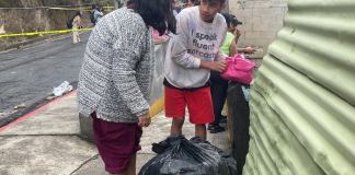 La vecina Mayra es una de las afectadas por el socavamiento en zona 16. (Foto: José Orozco/La Hora)