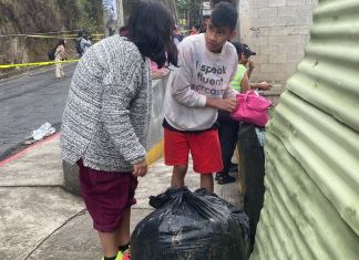 La vecina Mayra es una de las afectadas por el socavamiento en zona 16. (Foto: José Orozco/La Hora)