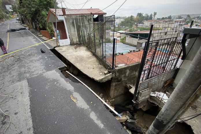 A causa de las lluvias se produjo un hundimiento en la zona 16. (Foto: José Orozco/La Hora)