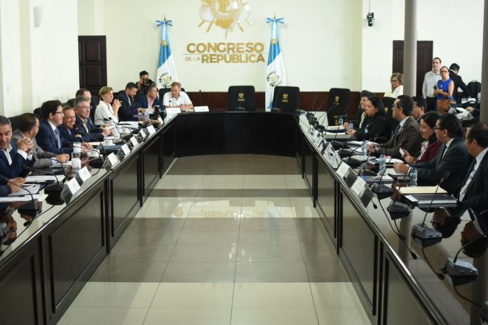 El ministro de Finanzas, Jonathan Menkos, y sus viceministros, acudieron a defender la ampliación presupuestaria ante la comisión legislativa de Finanzas. Foto: Fabricio Alonzo/La Hora