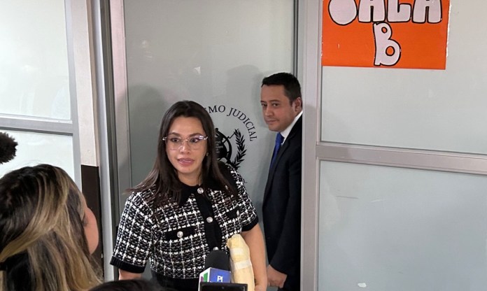 Linda Recinos, abogada de Kevin Malouf sale de sala de audiencias tras haberse ampliado la reserva del caso. Foto: Daniel Ramírez/La Hora
