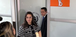 Linda Recinos, abogada de Kevin Malouf sale de sala de audiencias tras haberse ampliado la reserva del caso. Foto: Daniel Ramírez/La Hora