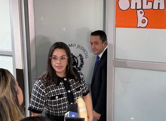 Linda Recinos, abogada de Kevin Malouf sale de sala de audiencias tras haberse ampliado la reserva del caso. Foto: Daniel Ramírez/La Hora