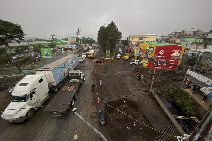 En el lugar se observa como salió una correntada de lodo.