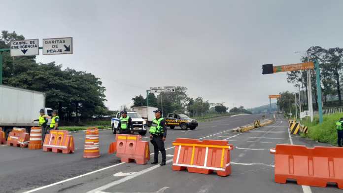 La autopista se encuentra cerrada en ambas vías. (Foto: PNC Tránsito)