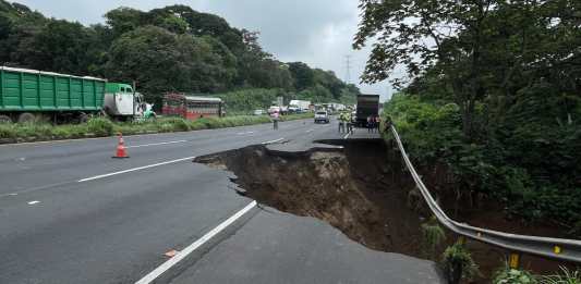 En el kilómetro 44 de la autopista Palín-Escuintla se formó un socavamiento el pasado miércoles 12 de junio. Foto: José Orozco