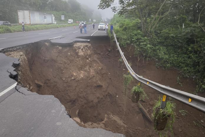 El socavamiento en el kilómetro 44 de la autopista Palín-Escuintla se formó el 13 de junio de 2024. Foto: José Orozco