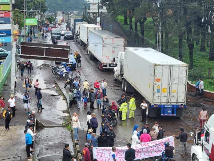 Vecinos bloquearon por casi 7 horas el km 38 de la antigua ruta a Escuintla para hacer escuchar sus demandas. Foto: Cortesía.
