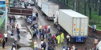 Vecinos bloquearon por casi 7 horas el km 38 de la antigua ruta a Escuintla para hacer escuchar sus demandas. Foto: Cortesía.