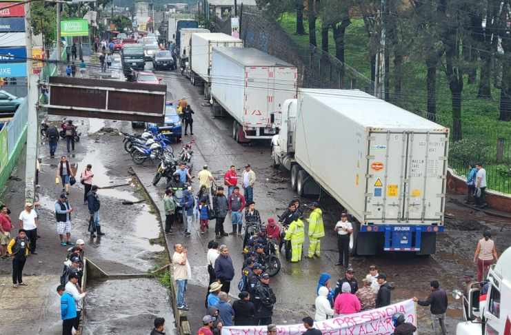 Vecinos bloquearon por casi 7 horas el km 38 de la antigua ruta a Escuintla para hacer escuchar sus demandas. Foto: Cortesía.