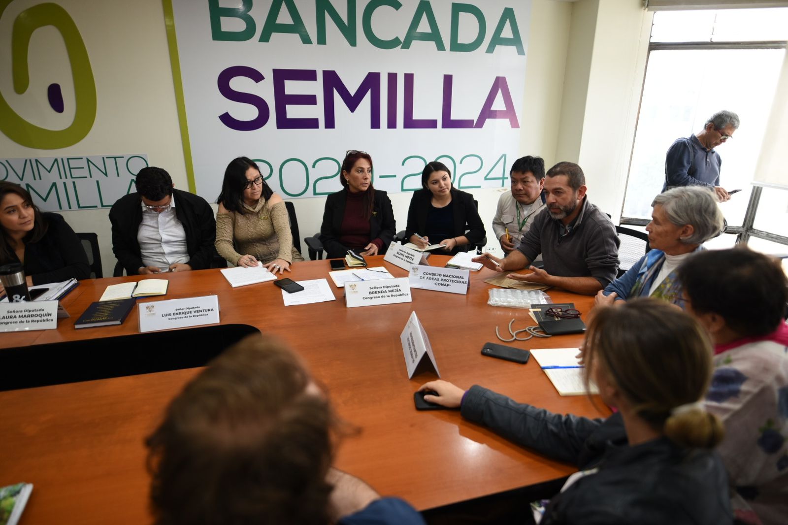 Vecinos de la zona 10 piden proteger el bosque El Acueducto ante los diputados y delegados de CONAP e INAB. Foto: Fabricio Alonzo