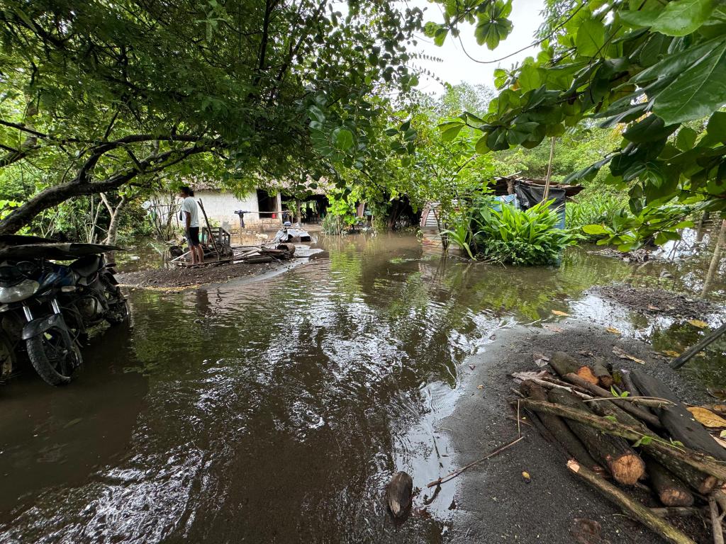 "Debido al desbordamiento del río María Linda generó inundación en patios y calles de la aldea Wiscoyol, Iztapa, Escuintla", Foto: Conred / La Hora