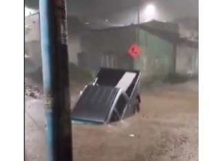 El picop accidentado circulaba por la 8a. calle de la zona 3 de Palín, donde el gobierno de Alejandro Giammattei desarrollo trabajos por un costo de Q25 millones. Foto: Captura de video Alexander Quispal y publicado por StarNews Noticias