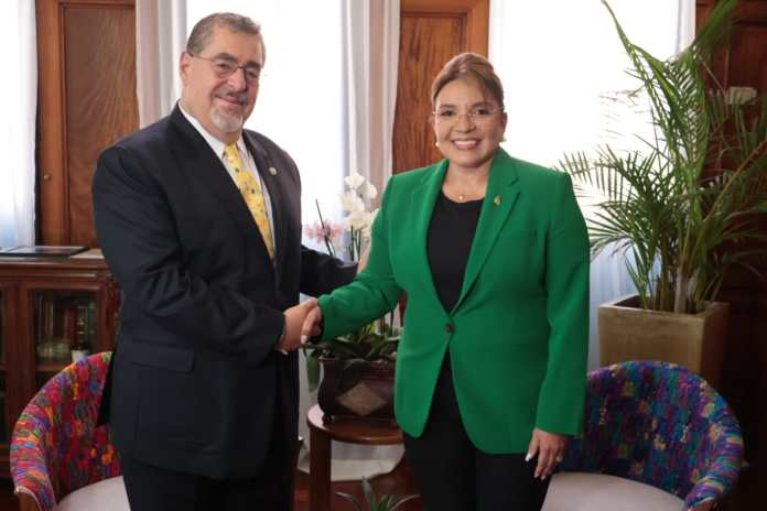 El presidente Bernardo Arévalo con la presidenta de Honduras, Xiomara Castro. Foto: Gobierno de Guatemala / La Hora.