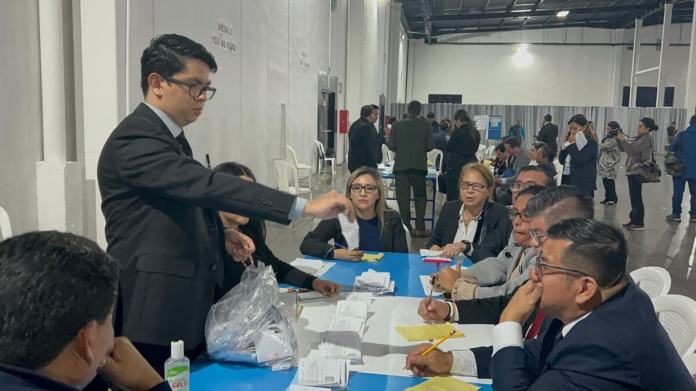 El conteo de votos inició pasadas las 6 de la tarde. Foto: La Hora / Daniel Ramírez.