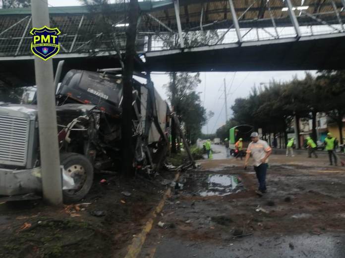 El tráiler impacto contra una pasarela. (Foto: PMT Guatemala)