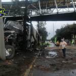 El tráiler impacto contra una pasarela. (Foto: PMT Guatemala)