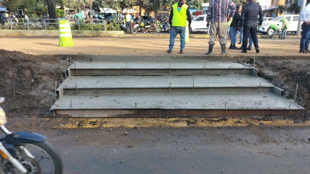 "Se habilitaron gradas en el arriate central para evitar riesgo de accidentes", Foto: Amílcar Montejo / La Hora.