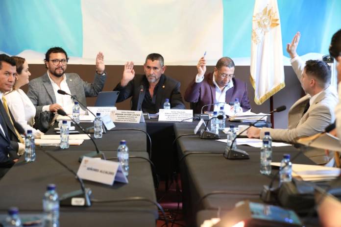 La comisión de Asuntos Municipales del organismo Legislativo, dirigida por Esduin Javier Javier, dictaminó desfavorablemente la iniciativa de ley para reducir el pago del IUSI. Foto: Congreso