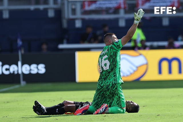 El juez de línea guatemalteco Humberto Panjoj se desmayó durante el partido de la Copa América entre Canadá y Perú, debido al calor que afecta a Kansas City. Foto: Agencia EFE