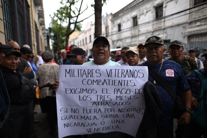 El grupo de militares mantiene bloqueos en diferentes puntos del país y espera reunirse con el presidente Bernardo Arévalo. Foto Fabricio Alonzo