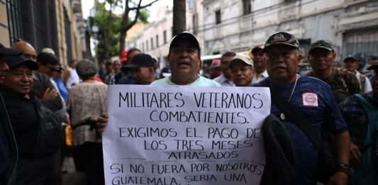 El grupo de militares mantiene bloqueos en diferentes puntos del país y espera reunirse con el presidente Bernardo Arévalo. Foto Fabricio Alonzo