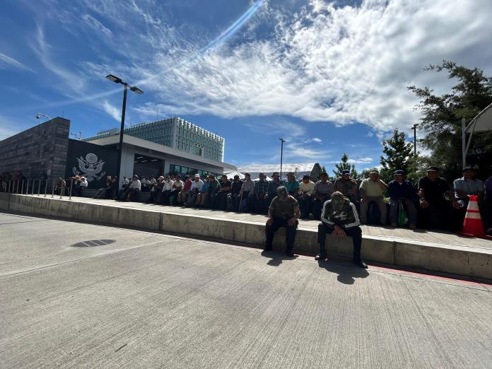 Veteranos militares mantienen bloqueo frente a la Embajada de Estados Unidos desde las 8 de la mañana del 26 de junio 2024. (Foto: Daniel Ramírez/La Hora)